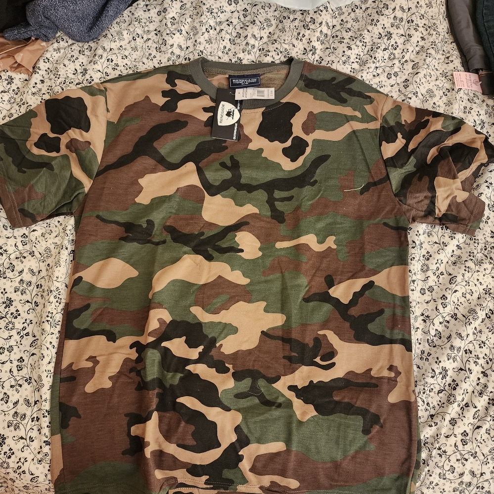 XL NWT camo t shirt, durable material Renegade Sportswear